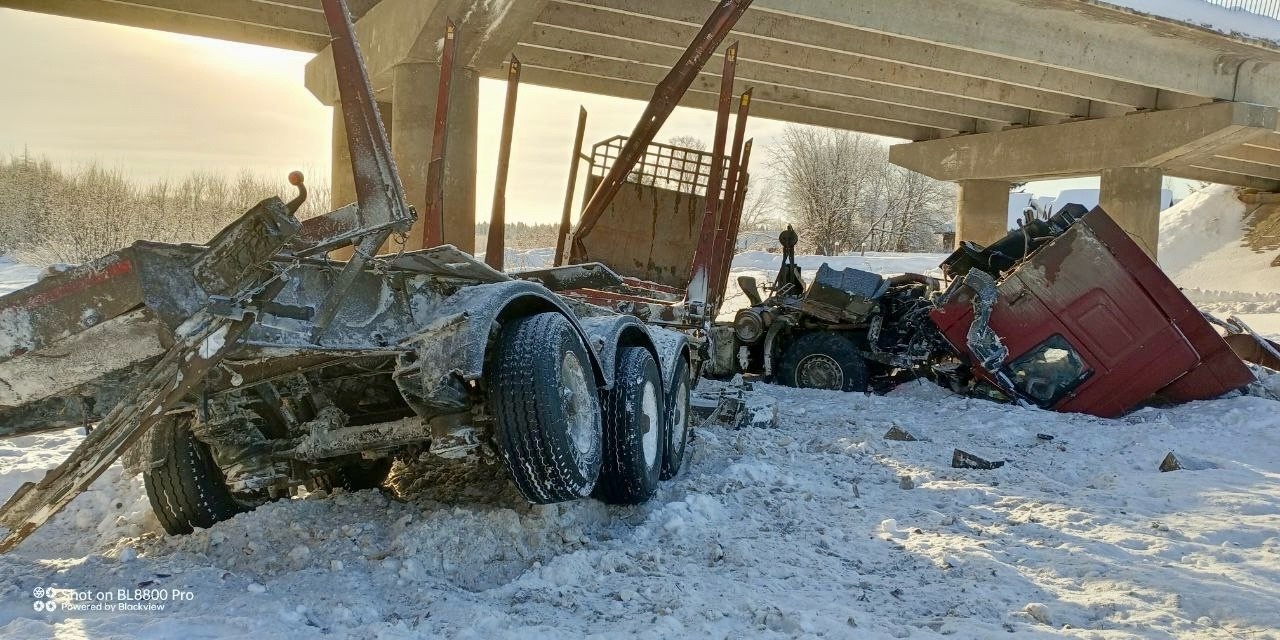 Лесовоз пробил ограждение и рухнул с моста под Никольском